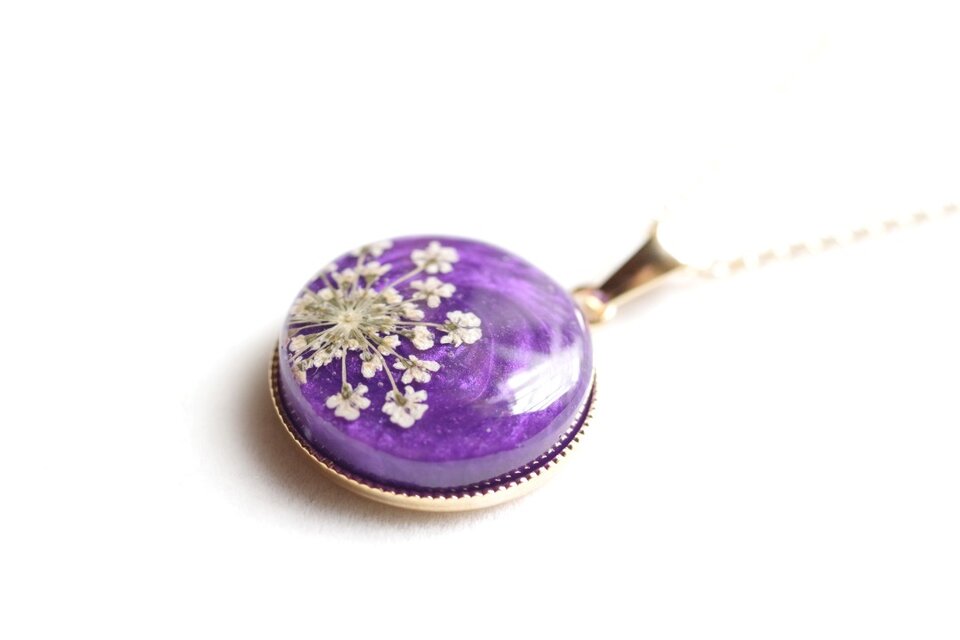 レジンアート　ラウンドペンダント〈夕闇と花売り〉