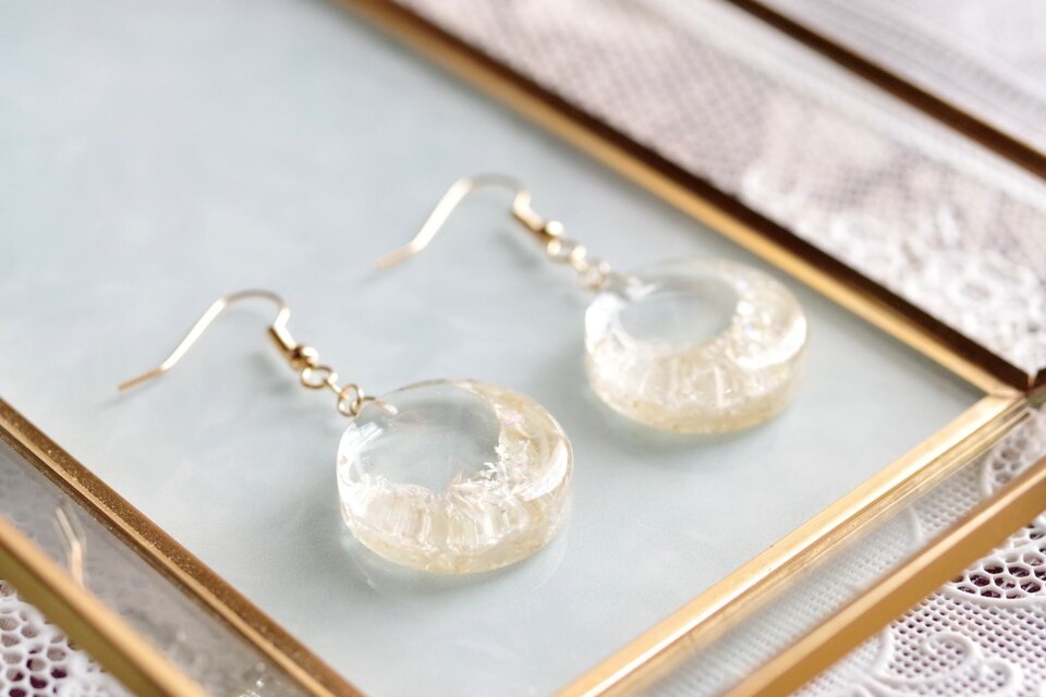 レジンアート　ラウンドピアス〈象牙の棺〉