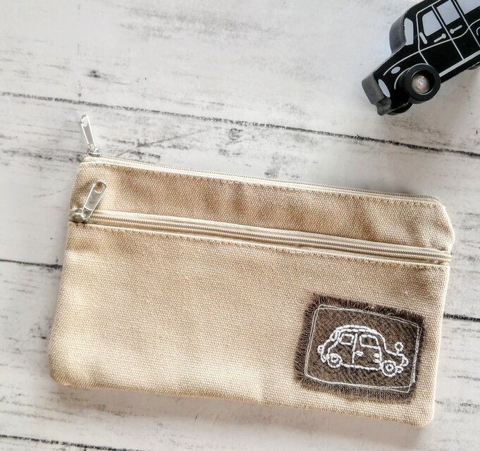 車の刺繍ワッペン　帆布風ポーチ　小物入れ　ベージュ　マチなし　Sサイズ　名入れ　ダブルファスナー