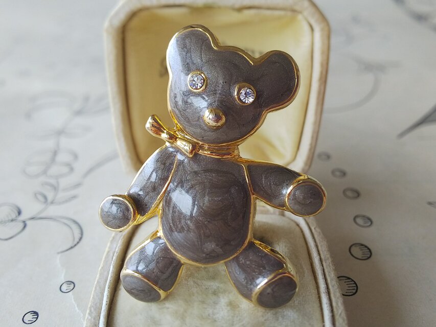 ヴィンテージ　ベージュグレーのBear with Ribbon／Gold縁取りのブローチ