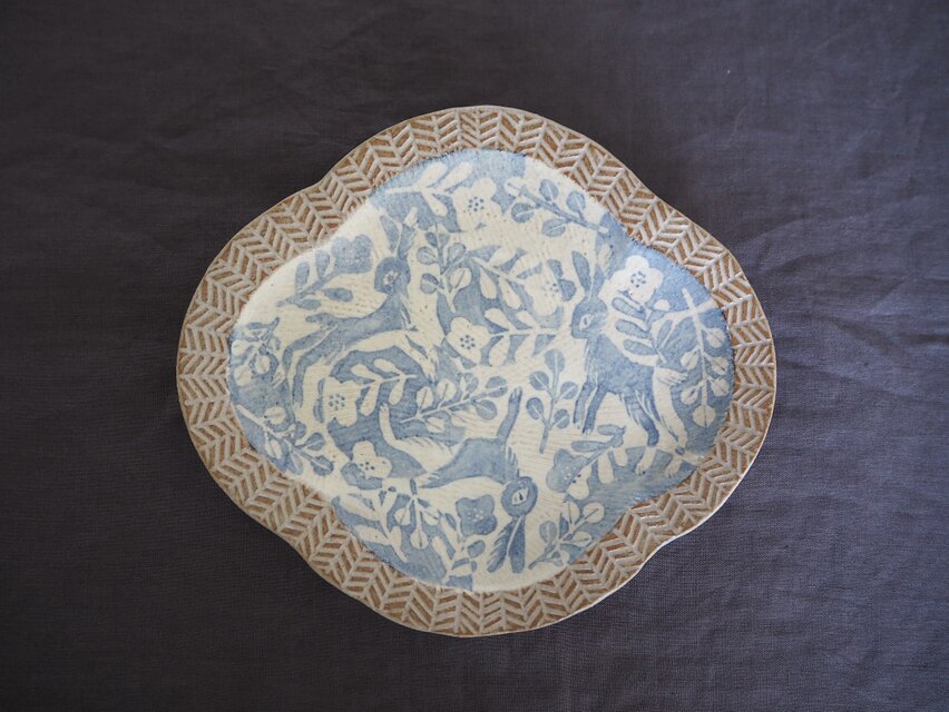 染め付けうさぎ菱形皿　『しゃぼん玉』