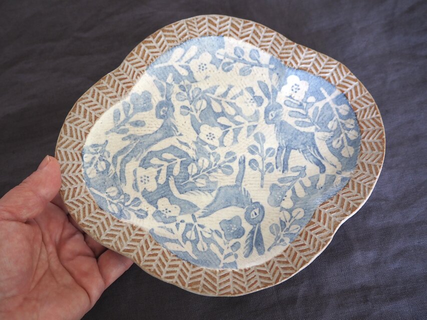 染め付けうさぎ菱形皿 『しゃぼん玉』 | iichi 日々の暮らしを心地よく