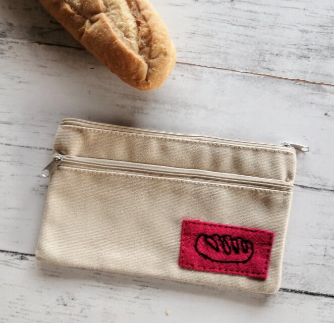 パンの刺繍ワッペン　帆布風ポーチ　小物入れ　ペンケース　ベージュ　マチなし　Sサイズ　名入れ　ダブルファスナー