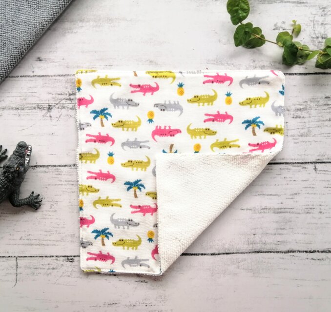 ワニです　ガーゼハンカチ　ハンカチタオル　20cm角　ミニタオル　ふわふわ　小さい　名入れ