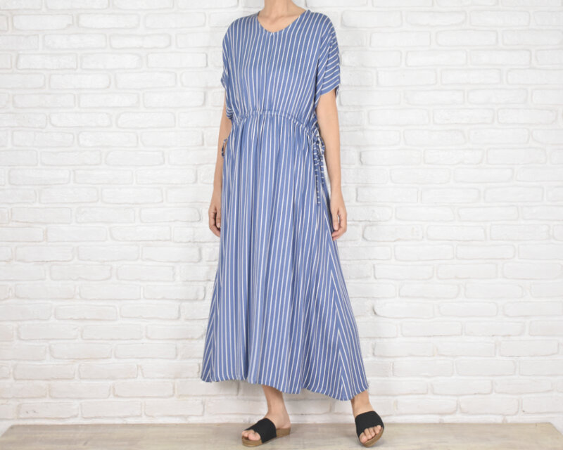 リラックスな着心地　爽やかなストライプ柄Vネックワンピース　ブルー
