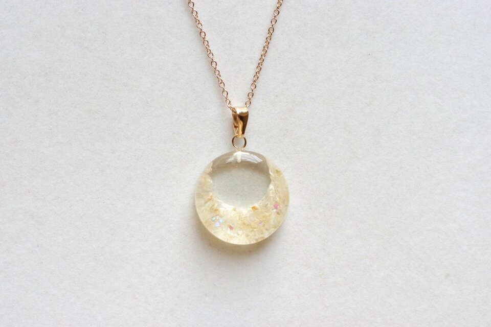 レジンアート　ラウンドペンダント〈象牙の棺〉