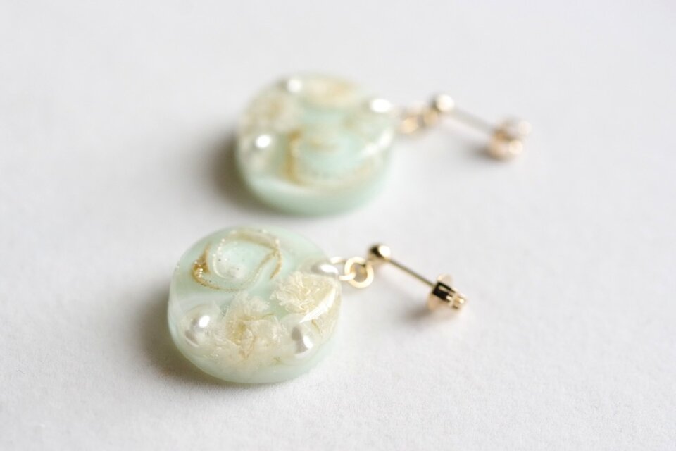 レジンアート　ラウンドピアス〈優しい風〉