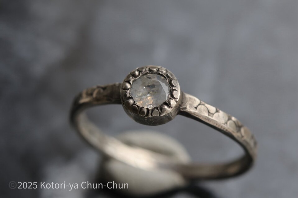 【トシッタ祭！】「トシッタ」さんのノーヒート・微蛍光シルキーホワイトサファイア・シルバーリング【白竜】