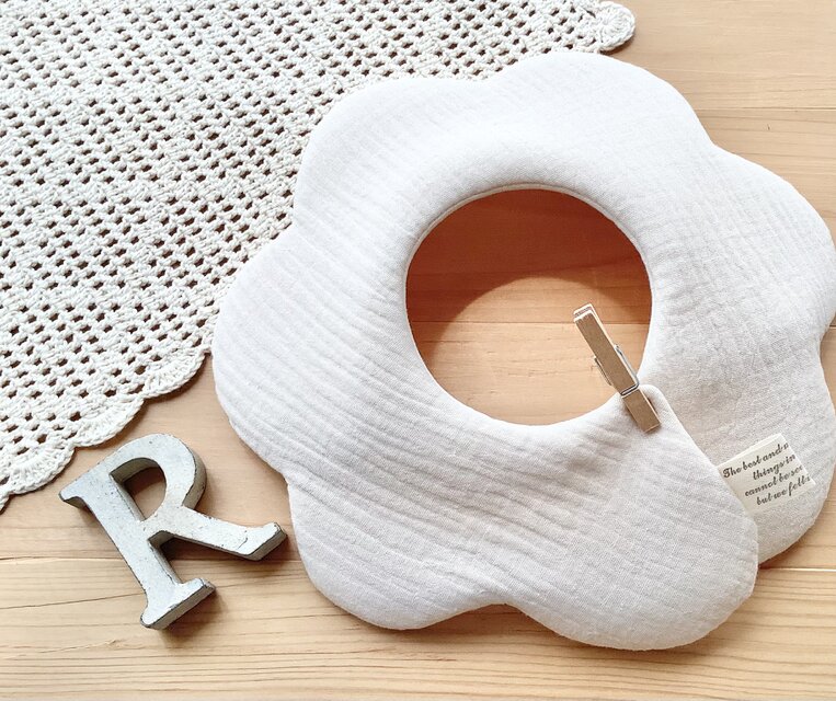 オフホワイト＊オーガニック＊ポコポコガーゼ＊ふわふわやわらか花びらスタイ