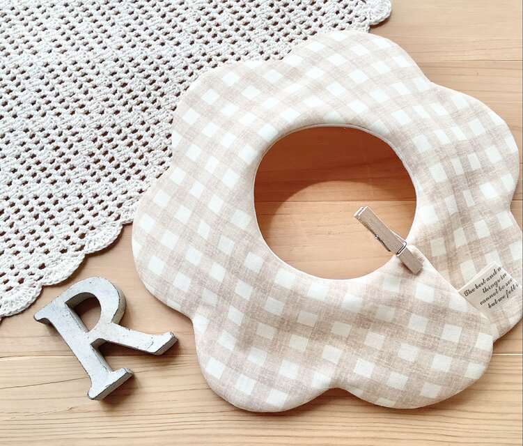 ベージュチェック＊オーガニック＊ガーゼ＊ふわふわやわらか花びらスタイ