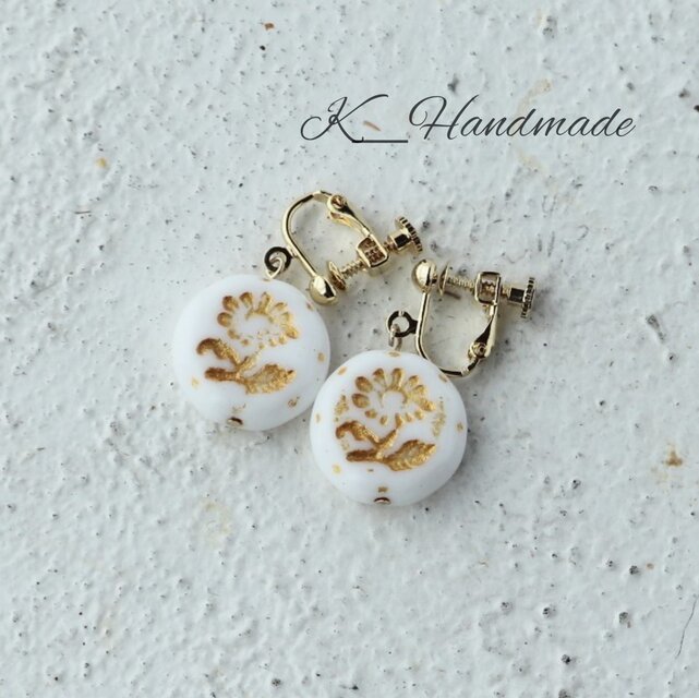 チェコガラスビーズ　可憐な雛菊のイヤリング　ホワイト