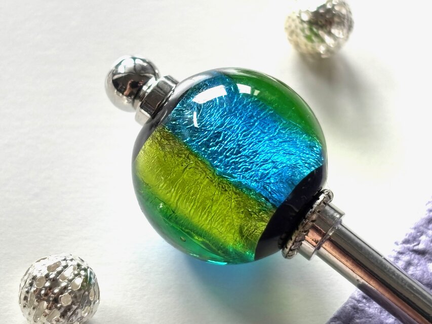 かんざし　水色と黄緑のストライプのとんぼ玉　一本挿し　一本簪　涼しげ　夏　トンボ玉　蜻蛉玉　青　ブルー