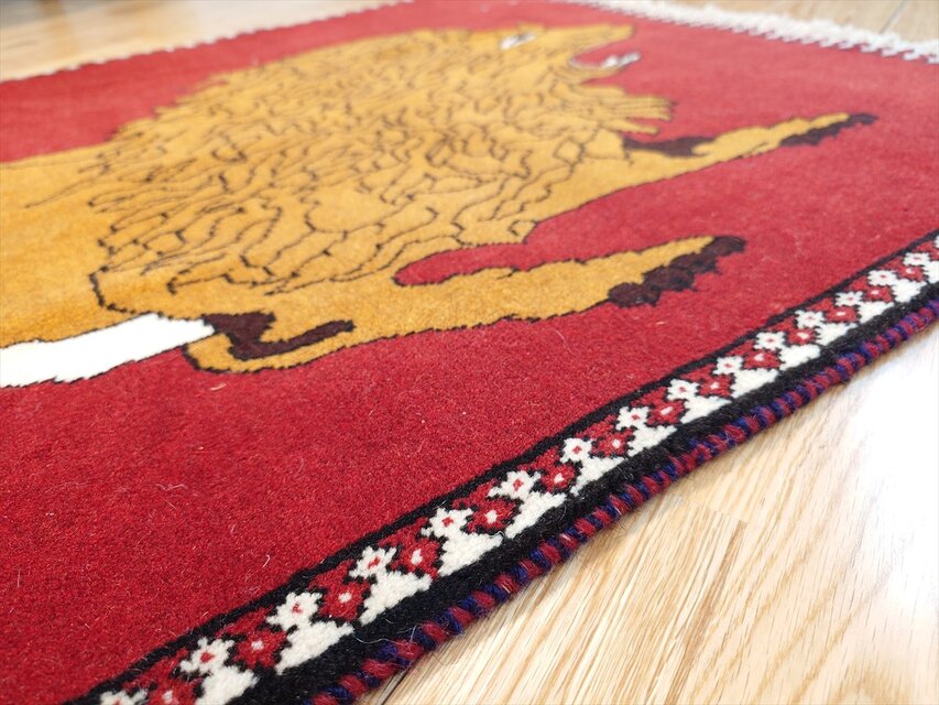 ペルシャ　ギャッベ ソファ前　128×75 茜色　ヤギ 新品 ペルシャ絨毯 手織り ギャッベ 39×40cm 茜色 ライオン