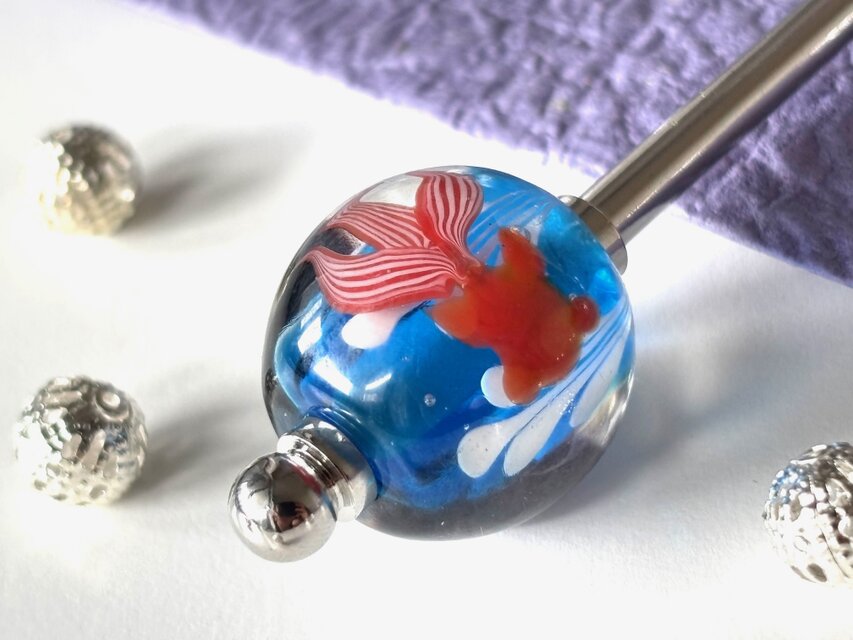 かんざし 赤金魚と黒金魚の水色とんぼ玉 一本挿し 一本簪 青