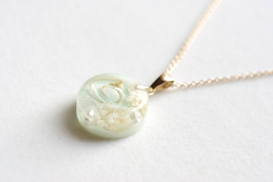 レジンアート　ラウンドペンダント〈優しい風〉