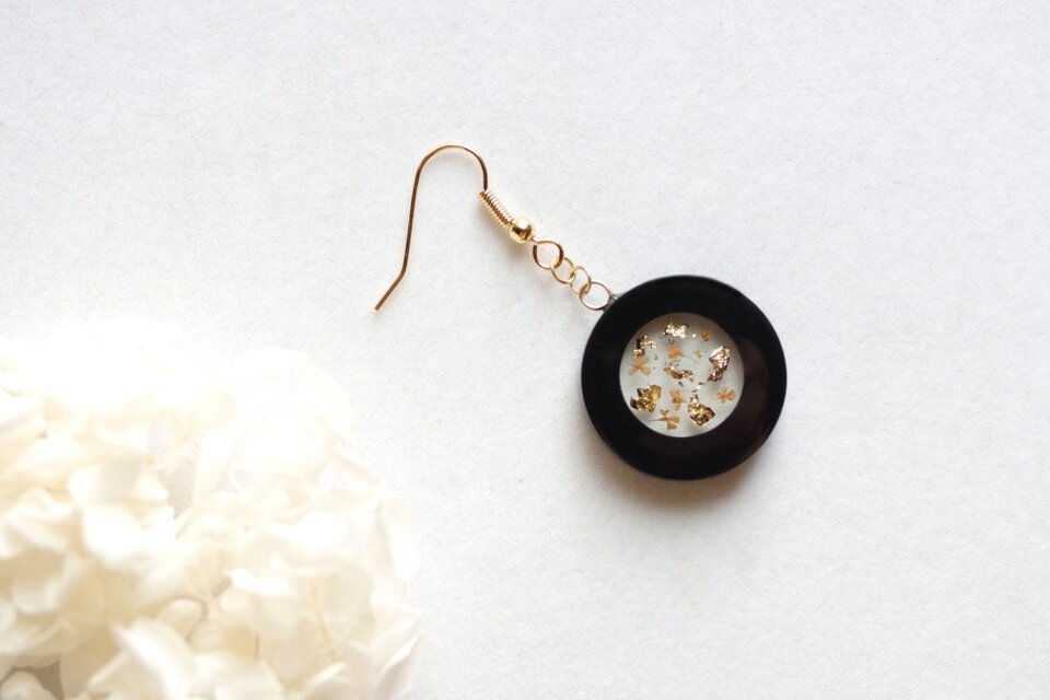 レジンアート　ラウンドピアス〈夜の窓辺・オレンジ〉