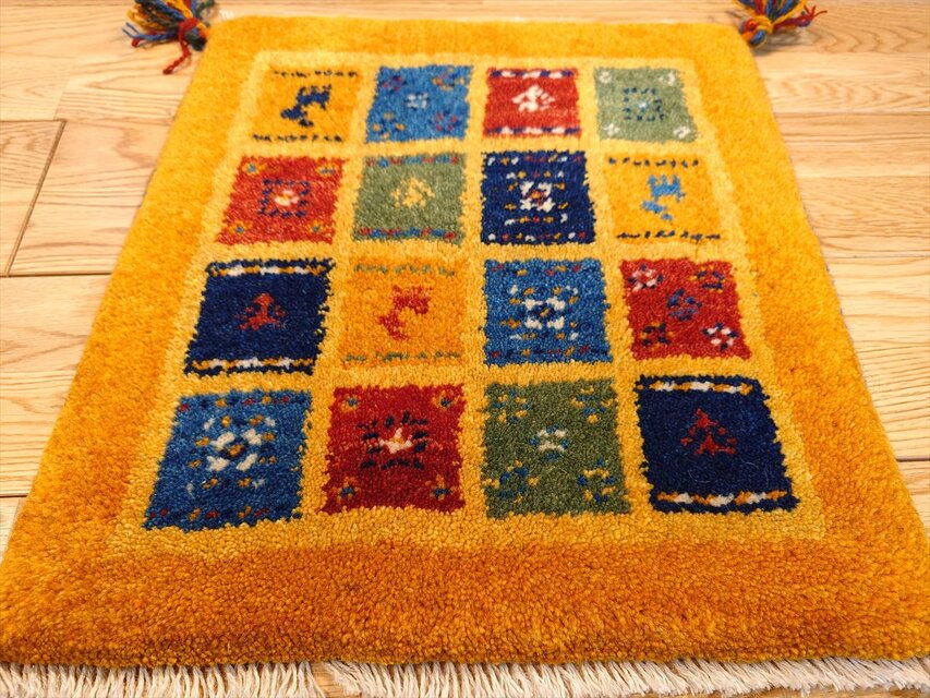 ペルシャ　ギャッベ ミニマット 43×40 黄金色　ザクロの実 ペルシャ ギャッベ ミニマット 43×40 黄金色 ザクロの実 ギャベ ラグ