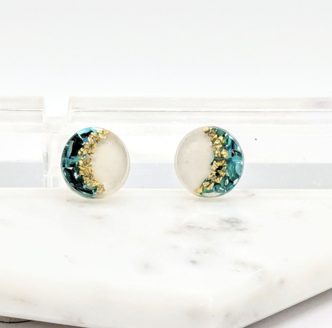 グリーン螺鈿の三日月のラウンドチタンピアスイヤリング【2197】#母の日　面長＃ギフト#ピアス#イヤリング#男性のコピー