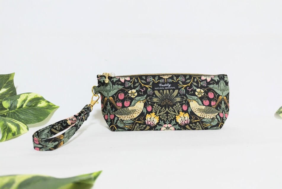 ストロベリーシーフの持ち手付きペンケース(ブラック)