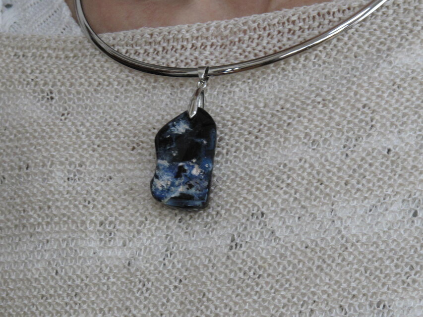 夜の海の波しぶき