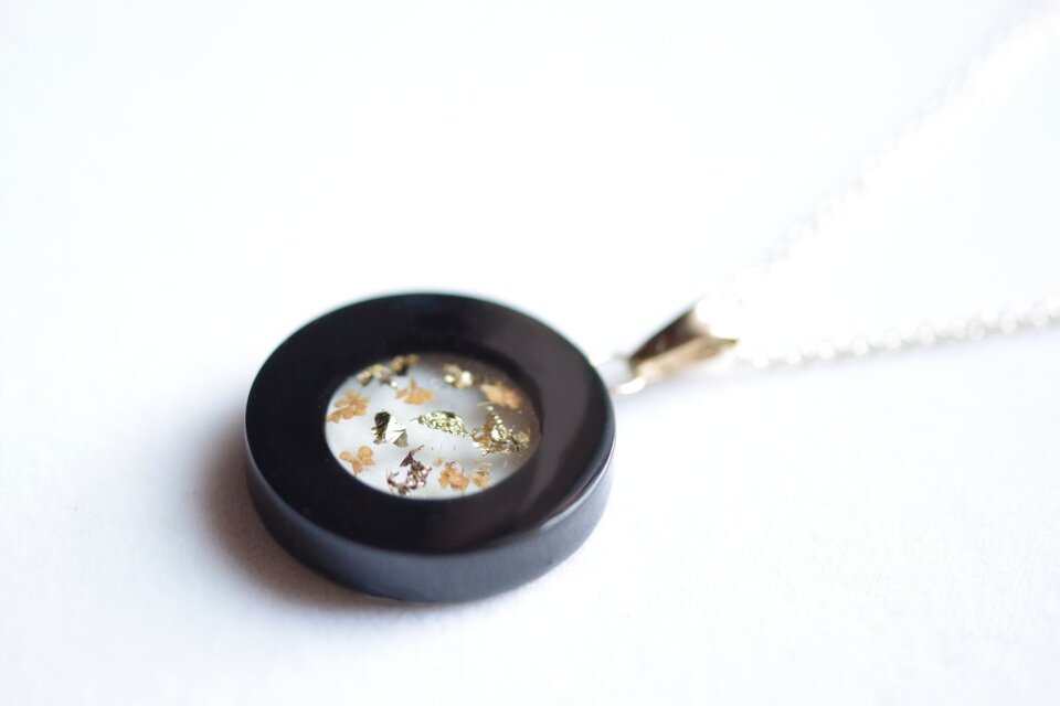 レジンアート　ラウンドペンダント〈夜の窓辺・オレンジ〉