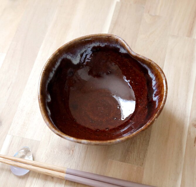 飴色の木の葉鉢 白色のアクセント