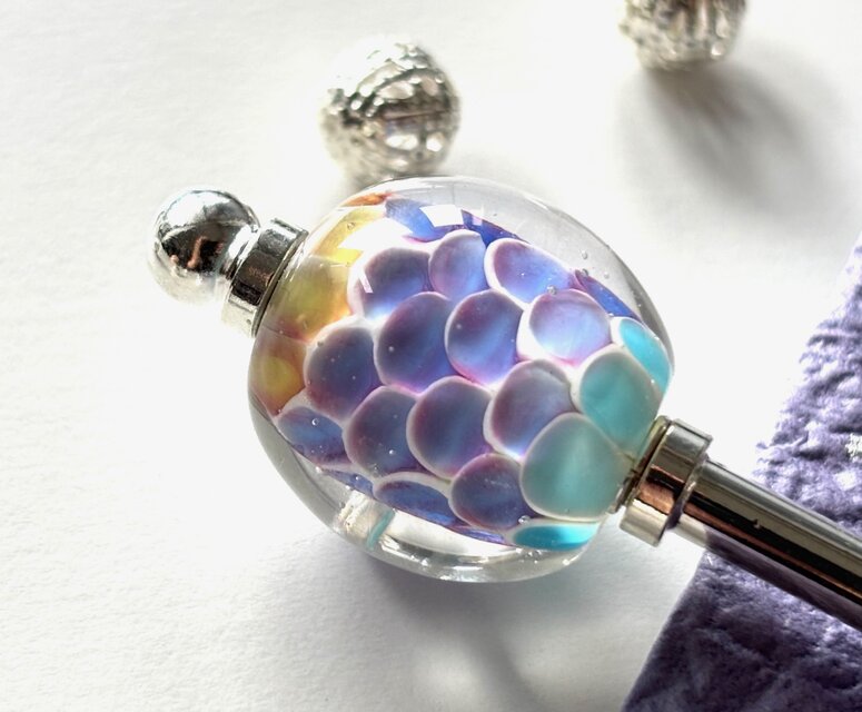 かんざし　人魚の鱗の様な紫グラデーションのとんぼ玉　一本挿し　一本簪　パープル　涼しげ　パステル　ガラス　トンボ