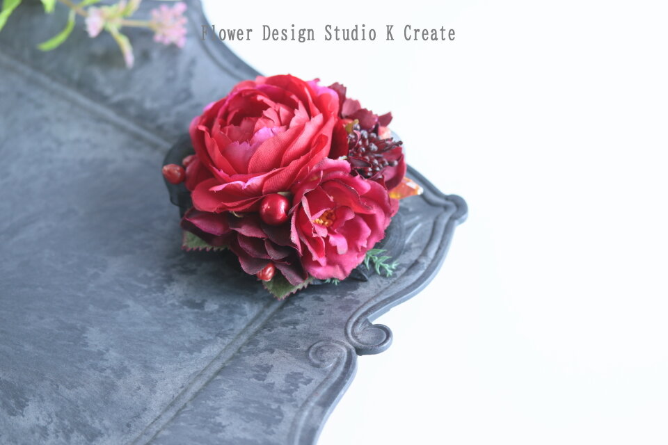 赤い薔薇とリボンのコサージュ　結婚式　発表会　フォーマル　七五三　発表会　結婚式　お出掛け　赤　バラ　美女と野獣