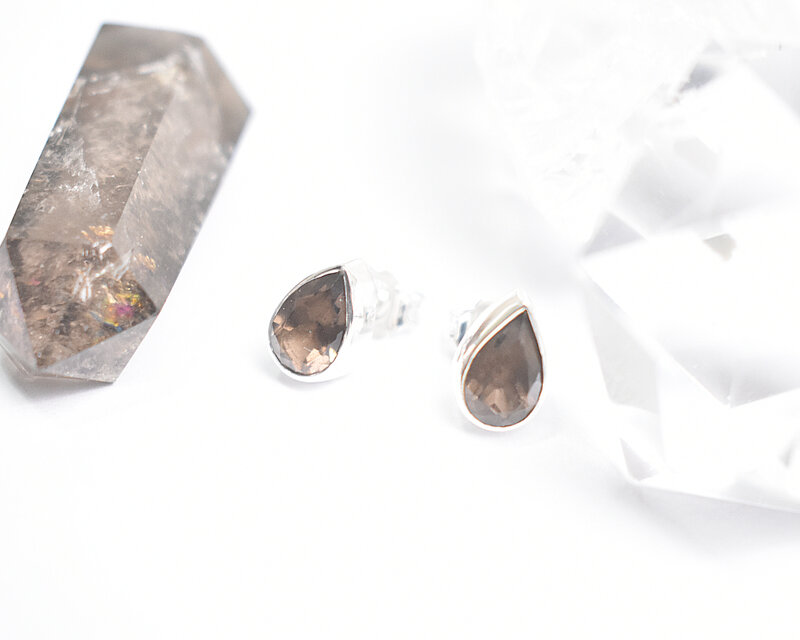 大人の透明感。シックな輝きを耳元に・・・スモーキークォーツのシルバーピアス　シルバー925
