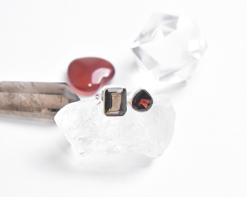 スモーキークォーツとガーネットのスタイリッシュなシルバーリング　シルバー925　天然石リング