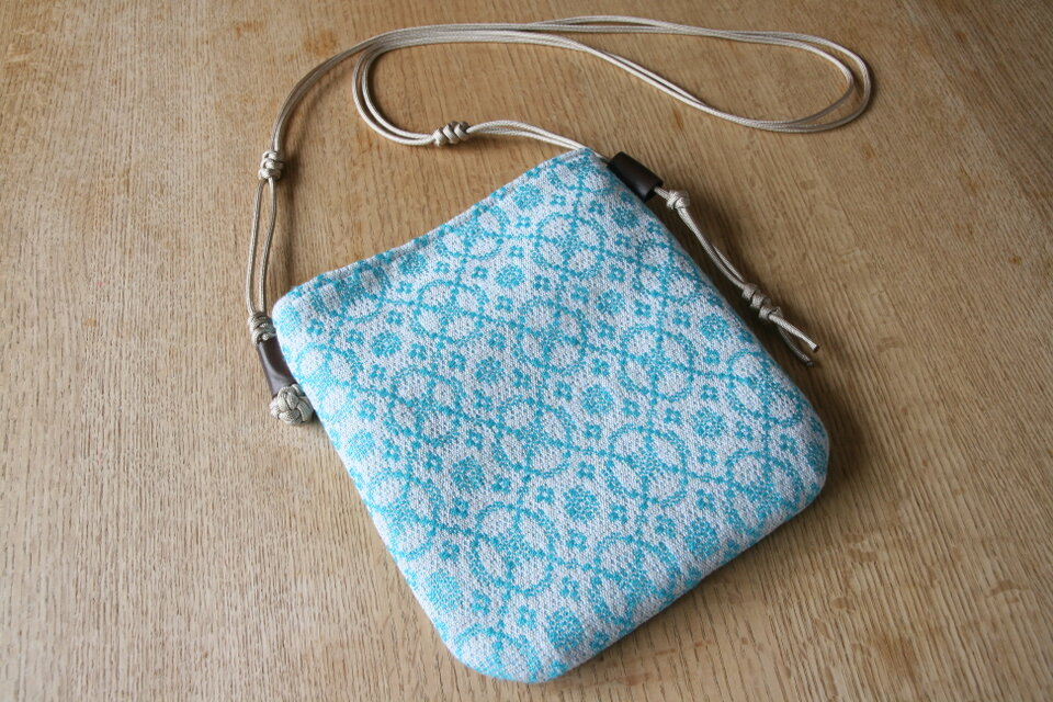 リネンの光沢が美しい手織りスマホポシェット【M】ターコイズブルー