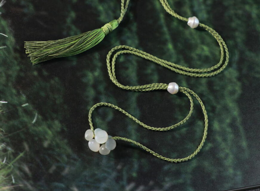 ホワイトムーンストーンとシルクの編み込みネックレス