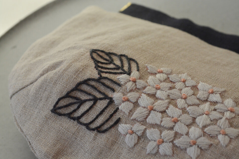 受注製作】アナベル 刺繍 バネ口ポーチ | iichi 日々の暮らしを