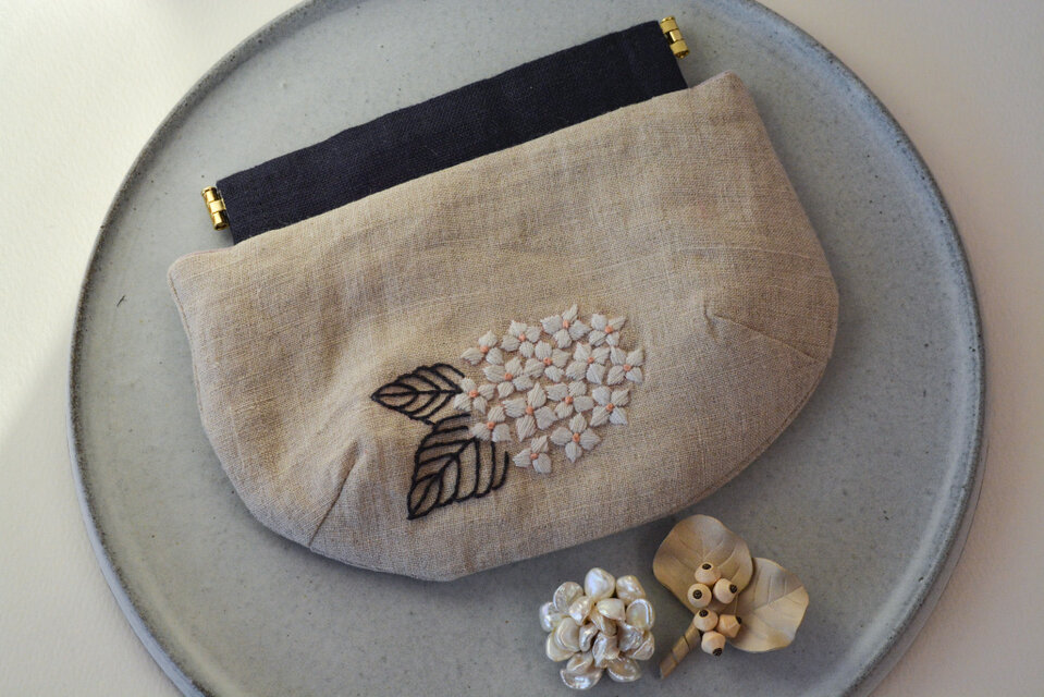 【398】ハンドメイド　刺繍フラットポーチ/バネ口ポーチ(丸底) 受注製作】アナベル 刺繍 バネ口ポーチ | iichi 日々の暮らしを