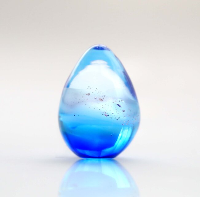 ガラスの雫の小さなオブジェ 「青海の水平線」 | iichi 日々の