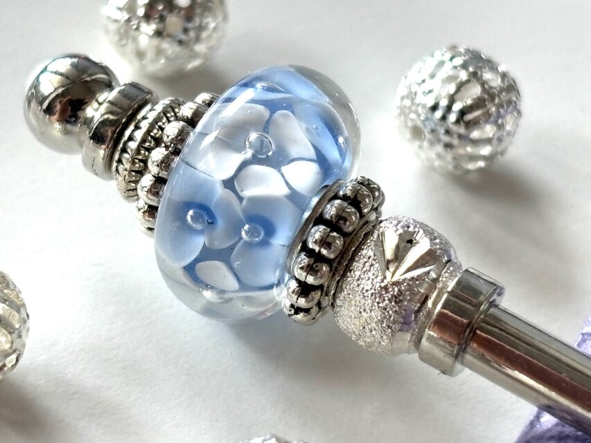 かんざし　水色と白の紫陽花のとんぼ玉　一本挿し　一本簪　涼しげ　夏　トンボ玉　蜻蛉玉　水色　ブルー