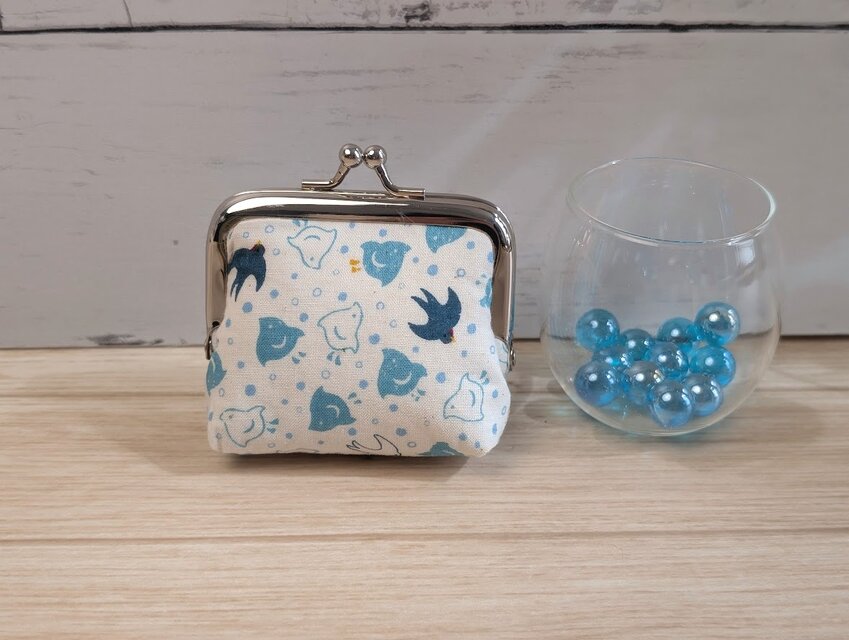 青い千鳥柄が涼やかなミニがま口