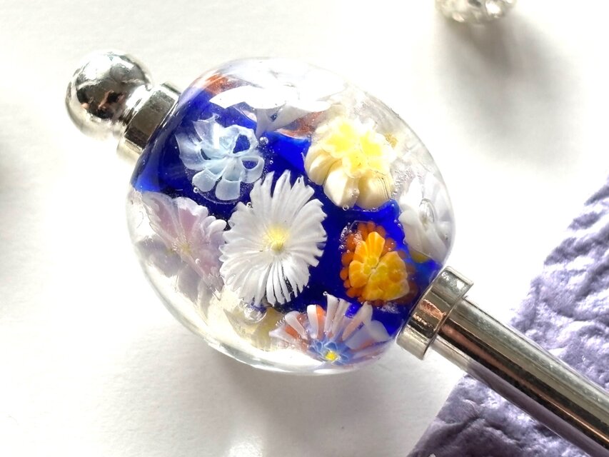 かんざし　紺色のカラフルフラワーのとんぼ玉　一本挿し　一本簪　涼しげ　夏　トンボ玉　蜻蛉玉　ガラス　和風　洋風