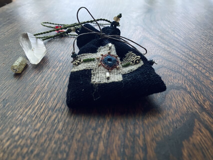お守り袋ペンダントc | iichi 日々の暮らしを心地よくするハンドメイド