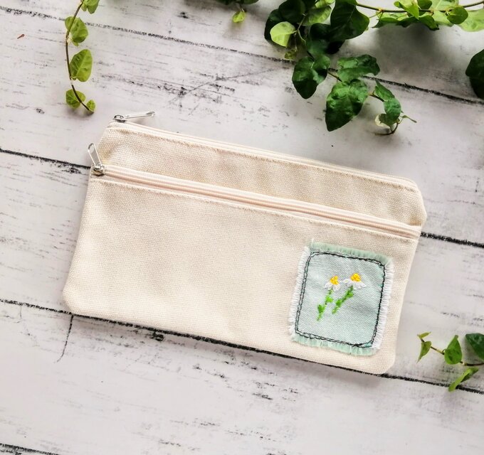 小花の刺繍ワッペン　帆布風ポーチ　マルチケース　小物入れ　生成り　マチなし　Sサイズ　名入れ