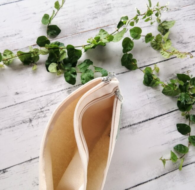 【laviee】　ふっくらフラップポーチ　グリーン蝶々刺繍 選べるイニシャル》ネモフィラの刺繍ポーチ マチあり コスメ 両面刺繍