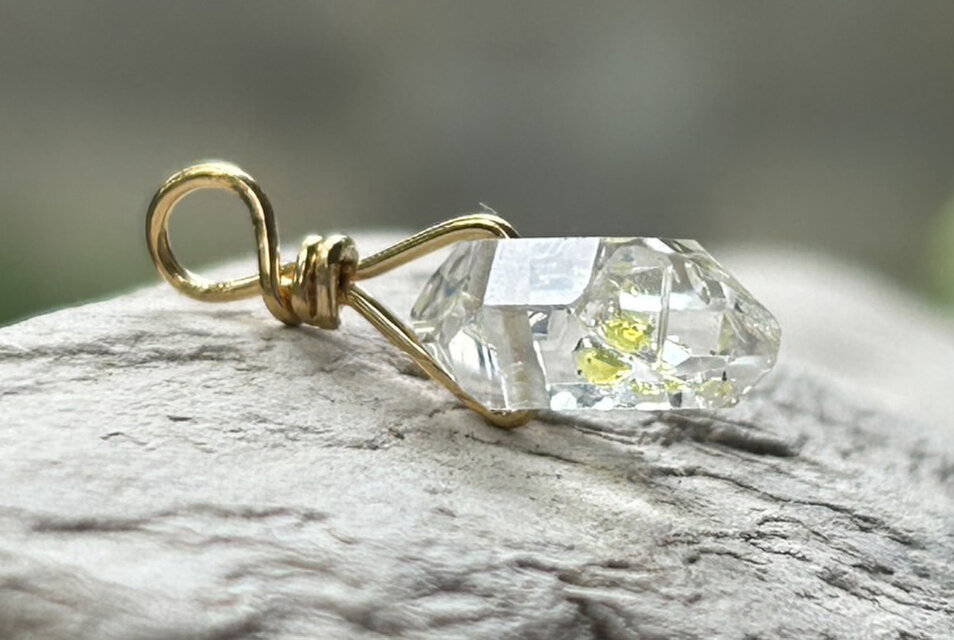 ユークレース原石10金ペンダントトップ ユークレース：樹Rieは高波動のユークレース原石、ユークレース