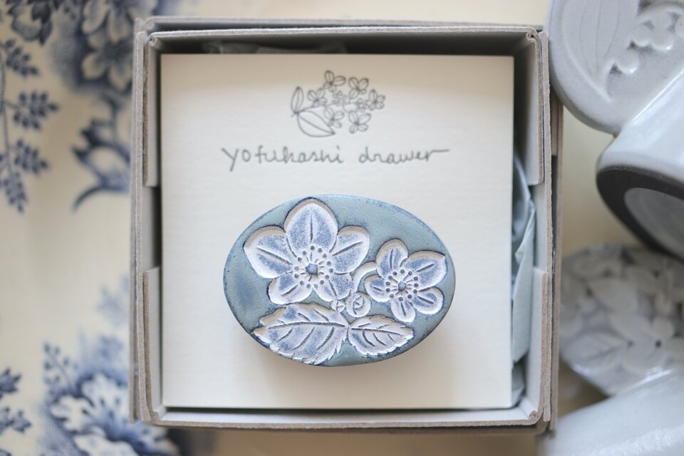 : : : 陶土の草花ブローチ : : : 1369