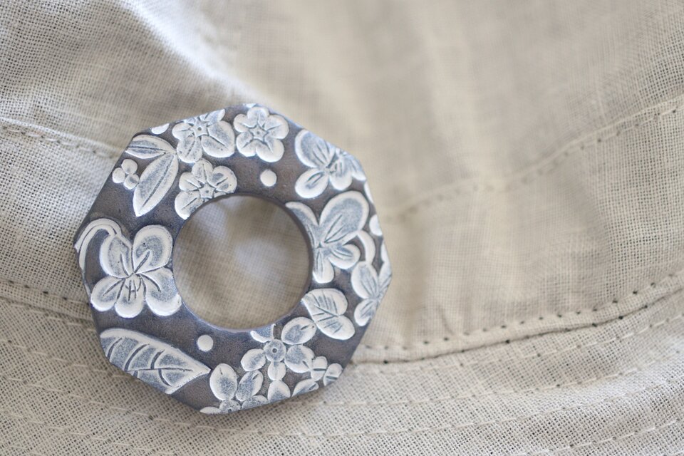 : : : 陶土の草花ブローチ : : : 1371