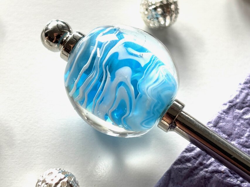 かんざし　流水の様な水色マーブルのとんぼ玉　一本挿し　一本簪　涼しげ　夏　トンボ玉　青　ブルー