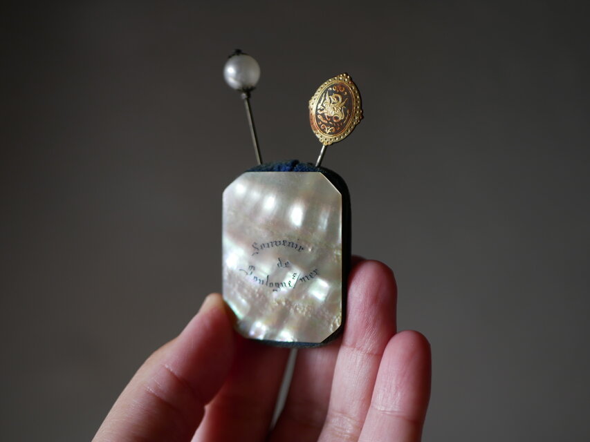 フランス　アンティーク　金バリ　矢のデザイン。ハットピン2本。 SOUVENIR シェルのピンクッション ハットピン2本付き フランス