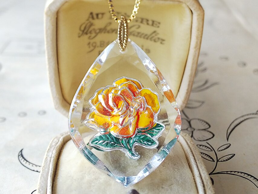 ヴィンテージ　黄･オレンジ薔薇のインタリオ　変形ダイヤ型のネックレス