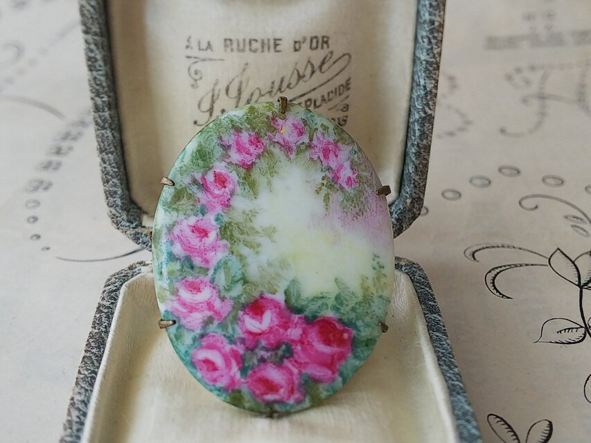 アンティーク　濃いピンク色の薔薇（ハンドペイント）磁器製ブローチ