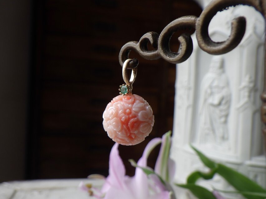 K10YG　桃色珊瑚/エメラルドのカービングボールトップ