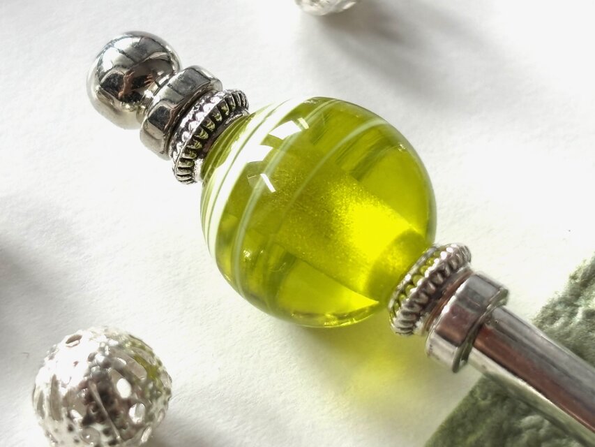 かんざし　夏祭りのヨーヨーの様な黄緑のマーブル模様のとんぼ玉　一本挿し　一本簪　涼しげ　夏　トンボ玉